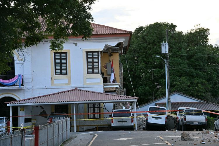 Kantor Gubernur Penonome roboh sebagian setelah diguncang gempa Panama bermagnitudo 7,7 pada Jumat (9/10/2026).(AFP/MARTIN BERNETTI)

