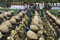 Presiden Prabowo Subianto (kiri) bersama Panglima TNI Jenderal TNI Agus Subiyanto (tengah) melakukan pengecekan pasukan saat peringatan Hari Ulang Tahun (HUT) ke-81 Tentara Nasional Indonesia (TNI) di Mabes TNI Cilangkap, Jakarta Timur, Senin (5/10/2026). Peringatan HUT ke-81 TNI mengusung tema TNI Kuat Bersama Rakyat Indonesia Berdaulat Adil dan Makmur. ANTARA FOTO/Galih Pradipta/bar(GALIH PRADIPTA)

