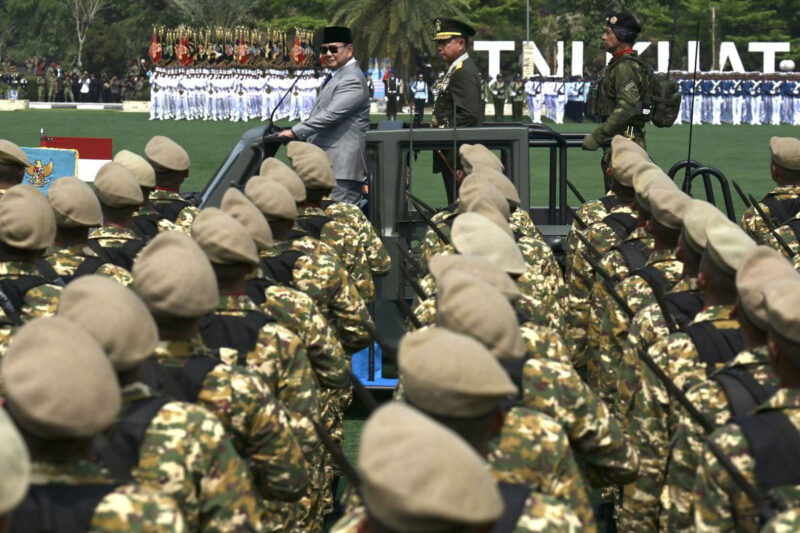 Presiden Prabowo Subianto (kiri) bersama Panglima TNI Jenderal TNI Agus Subiyanto (tengah) melakukan pengecekan pasukan saat peringatan Hari Ulang Tahun (HUT) ke-81 Tentara Nasional Indonesia (TNI) di Mabes TNI Cilangkap, Jakarta Timur, Senin (5/10/2026). Peringatan HUT ke-81 TNI mengusung tema TNI Kuat Bersama Rakyat Indonesia Berdaulat Adil dan Makmur. ANTARA FOTO/Galih Pradipta/bar(GALIH PRADIPTA)
