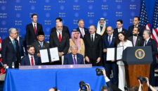 Presiden Prabowo Subianto (tiga dari kiri) dan sejumlah pemimpin negara yang hadir dalam KTT perdana Dewan Perdamaian atau Board of Peace, berfoto bersama Presiden Amerika Serikat Donald J Trump (tengah), di Donald J. Trump US Institute of Peace di Washington DC, Amerika Serikat, Kamis (19/2/2026) waktu setempat.(ISTANA PRESIDEN RI/CAHYO)