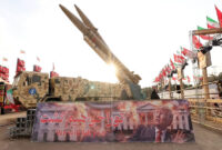Rudal Zolfaghar buatan Iran saat ditampilkan di Lapangan Azadi di Teheran, 2 Agustus 2026, ketika perang Iran melawan Amerika Serikat dan Israel masih berlangsung.(AFP/ATTA KENARE)
