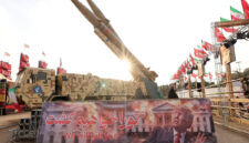 Rudal Zolfaghar buatan Iran saat ditampilkan di Lapangan Azadi di Teheran, 2 Agustus 2026, ketika perang Iran melawan Amerika Serikat dan Israel masih berlangsung.(AFP/ATTA KENARE)

