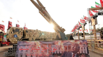 Rudal Zolfaghar buatan Iran saat ditampilkan di Lapangan Azadi di Teheran, 2 Agustus 2026, ketika perang Iran melawan Amerika Serikat dan Israel masih berlangsung.(AFP/ATTA KENARE)
