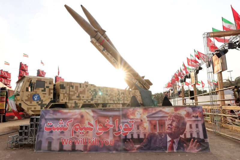 Rudal Zolfaghar buatan Iran saat ditampilkan di Lapangan Azadi di Teheran, 2 Agustus 2026, ketika perang Iran melawan Amerika Serikat dan Israel masih berlangsung.(AFP/ATTA KENARE)
