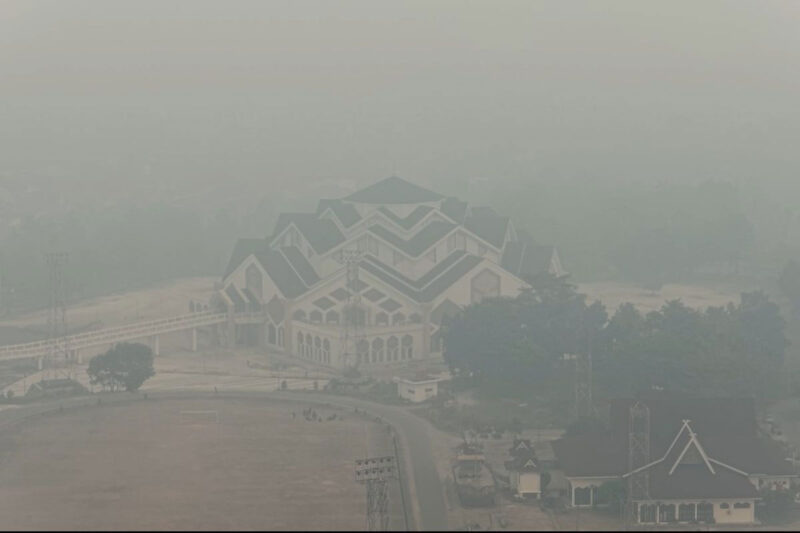 Kondisi Ismalic Center di Kota Jambi yang diselimuti kabut asap tebal pada Senin (5/10/2026) pagi. Kondisi udara di Jambi masuk kategori berbahaya, sejumlah masyarakat mengaku sesak, iritasi mata hingga mual akibat kabut yang semakin parah.(KOMPAS.COM/ARYO TONDANG)
