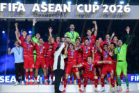 Pemain Timnas Indonesia mengangkat trofi dalam perayaan juara FIFA ASEAN Cup 2026 setelah mengalahkan Thailand 4-2 melalui adu penalti pada laga final di Stadion Utama Gelora Bung Karno (SUGBK), Senayan, Jakarta, Senin (5/10/2026).(KOMPAS.com/ADIL NURSALAM)
