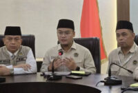 Juru Bicara Kemenhaj Ichsan Marsha (tengah) memberikan keterangan pers di Kantor Daker Makkah, Selasa. (ANTARA/HO-MCH 2026)
