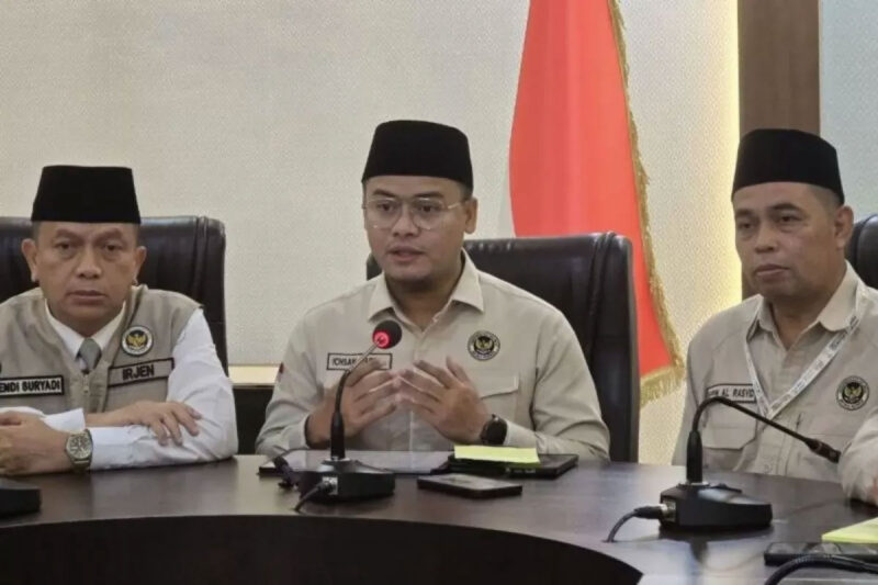 Juru Bicara Kemenhaj Ichsan Marsha (tengah) memberikan keterangan pers di Kantor Daker Makkah, Selasa. (ANTARA/HO-MCH 2026)
