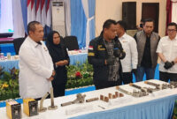Petugas Labfor Mabes Polri menunjukkan barang bukti alat di Gardu Listrik Sungai Harapan yang disaksikan oleh Kabareskrim Polri, Komjen Pol Asep Safrudin di GLK Polda Kepri, Selasa (20/10/2026)(KOMPAS.COM/PARTAHI FERNANDO WILBERT SIRAIT)

