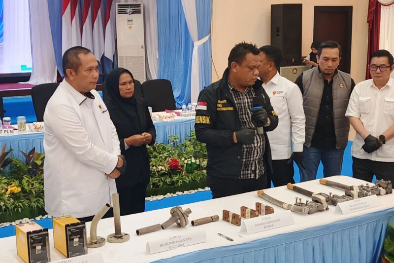 Petugas Labfor Mabes Polri menunjukkan barang bukti alat di Gardu Listrik Sungai Harapan yang disaksikan oleh Kabareskrim Polri, Komjen Pol Asep Safrudin di GLK Polda Kepri, Selasa (20/10/2026)(KOMPAS.COM/PARTAHI FERNANDO WILBERT SIRAIT)
