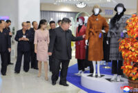 Pemimpin Tertinggi Korea Utara Kim Jong Un (kanan) dan putri, Kim Ju Ae (kedua dari kanan) saat melihat-lihat baju di pameran pakaian dan alas kaki di Pyongyang, 19 Oktober 2026. (KCNA/KNS via AFP)
