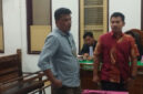 Anggota Kepolisian Resor (Polres) Labuhanbatu Selatan (Labusel) berpangkat Brigadir Polisi Kepala atau Bripka Yasir Lubis (baju batik) saat akan meninggalkan ruang Cakra 9 Pengadilan Negeri Medan, Rabu (7/10/2026). Yasir memberi keterangan dalam kasus dugaan korupsi kegiatan pelaksanaan bantuan sosial kepada masyarakat Labuhanbatu Selatan.(KOMPAS.com/CRISTISON SONDANG PANE)
