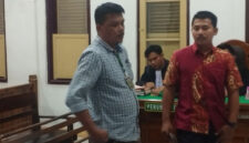 Anggota Kepolisian Resor (Polres) Labuhanbatu Selatan (Labusel) berpangkat Brigadir Polisi Kepala atau Bripka Yasir Lubis (baju batik) saat akan meninggalkan ruang Cakra 9 Pengadilan Negeri Medan, Rabu (7/10/2026). Yasir memberi keterangan dalam kasus dugaan korupsi kegiatan pelaksanaan bantuan sosial kepada masyarakat Labuhanbatu Selatan.(KOMPAS.com/CRISTISON SONDANG PANE)
