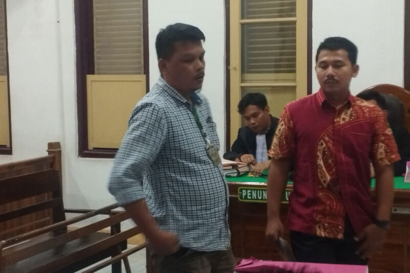 Anggota Kepolisian Resor (Polres) Labuhanbatu Selatan (Labusel) berpangkat Brigadir Polisi Kepala atau Bripka Yasir Lubis (baju batik) saat akan meninggalkan ruang Cakra 9 Pengadilan Negeri Medan, Rabu (7/10/2026). Yasir memberi keterangan dalam kasus dugaan korupsi kegiatan pelaksanaan bantuan sosial kepada masyarakat Labuhanbatu Selatan.(KOMPAS.com/CRISTISON SONDANG PANE)
