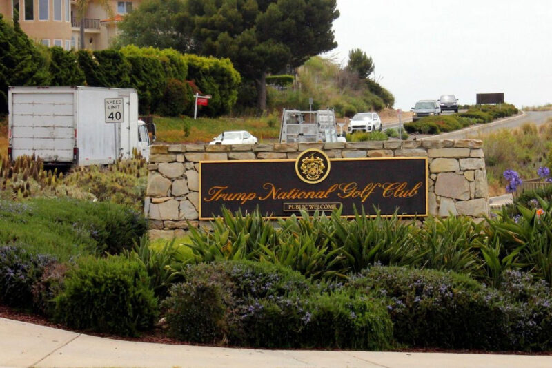 Pintu masuk Trump National Golf Club atau lapangan golf Trump di California, Amerika Serikat (AS).(Tangkapan layar via Sky News)
