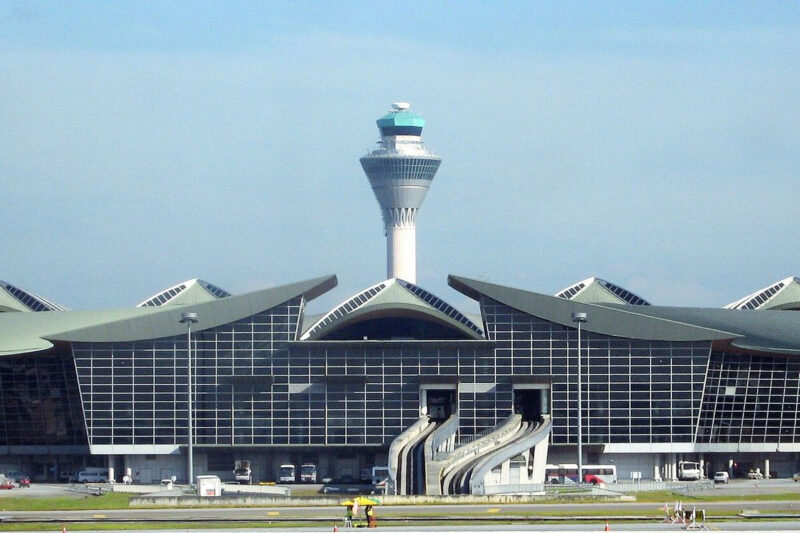 Gedung Terminal Utama dan Menara di KLIA(Dok. Wikimedia Commons/Craig)

