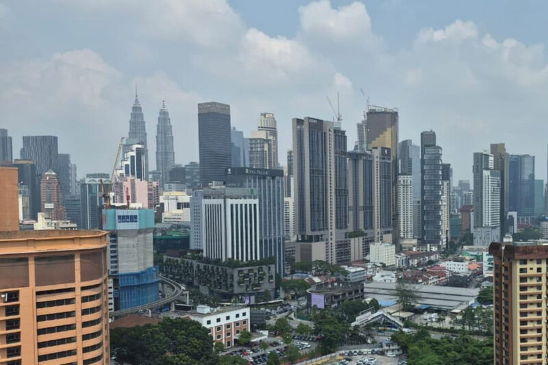 Pemandangan gedung-gedung pencakar langit di Kuala Lumpur dari Hotel Mercure Kuala Lumpur Shaw Parade, Kuala Lumpur, Malaysia, Rabu (3/12/2025).(KOMPAS.com/Ardito Ramadhan)
