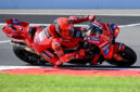 Pebalap Ducati Lenovo Team, Marc Marquez, beraksi dalam sesi latihan MotoGP Indonesia 2025 di Sirkuit Internasional Mandalika di Mandalika, Nusa Tenggara Barat pada 3 Oktober 2025. (Foto oleh Sonny TUMBELAKA / AFP) (AFP/SONNY TUMBELAKA)
