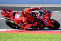 Pebalap Ducati Lenovo Team, Marc Marquez, beraksi dalam sesi latihan MotoGP Indonesia 2025 di Sirkuit Internasional Mandalika di Mandalika, Nusa Tenggara Barat pada 3 Oktober 2025. (Foto oleh Sonny TUMBELAKA / AFP) (AFP/SONNY TUMBELAKA)
