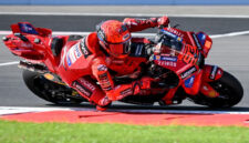 Pebalap Ducati Lenovo Team, Marc Marquez, beraksi dalam sesi latihan MotoGP Indonesia 2025 di Sirkuit Internasional Mandalika di Mandalika, Nusa Tenggara Barat pada 3 Oktober 2025. (Foto oleh Sonny TUMBELAKA / AFP) (AFP/SONNY TUMBELAKA)