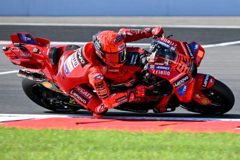 Pebalap Ducati Lenovo Team, Marc Marquez, beraksi dalam sesi latihan MotoGP Indonesia 2025 di Sirkuit Internasional Mandalika di Mandalika, Nusa Tenggara Barat pada 3 Oktober 2025. (Foto oleh Sonny TUMBELAKA / AFP) (AFP/SONNY TUMBELAKA)
