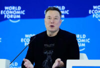 Elon Musk meramalkan humanoid akan lebih banyak jumlahnya dibanding manusia, saat berbicara di forum diskusi World Economic Forum yang digelar di Davos, Swiss, akhir Januari 2026.(Euronews)
