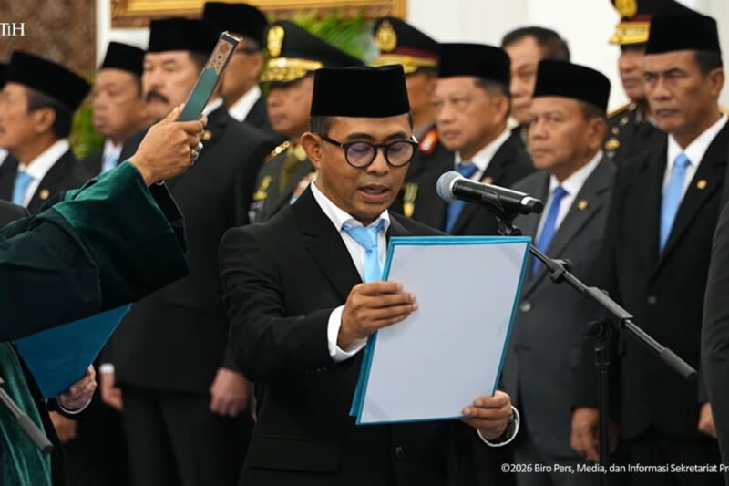 Presiden Republik Indonesia Prabowo Subianto melantik Nuzran Joher sebagai Ketua Ombudsman RI periode 2026-2031 di Istana Negara, Jakarta, Kamis (1/10/2026).(Tangkapan layar Youtube Sekretariat Presiden.)
