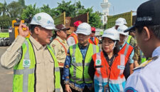 Kunjungan kerja Anggota Komisi VII DPR RI dari Fraksi Gerindra, Bambang Haryo Soekartono (BHS), di Pelabuhan Soekarno Hatta Makassar, Kamis (8/10/2026)(Kompas.com/ Atri Suryatri Abbas)
