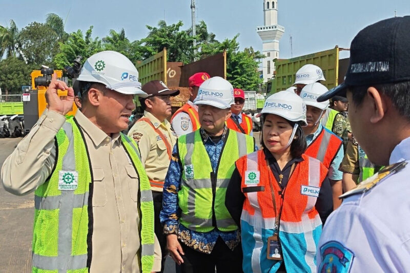 Kunjungan kerja Anggota Komisi VII DPR RI dari Fraksi Gerindra, Bambang Haryo Soekartono (BHS), di Pelabuhan Soekarno Hatta Makassar, Kamis (8/10/2026)(Kompas.com/ Atri Suryatri Abbas)
