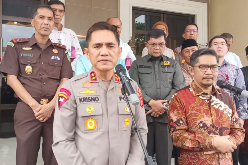 Kapolda Jambi Irjen Pol Krisno H Siregar saat memberikan keterangan usai kunjungan Tim Kompolnas di Gedung Siginjai Mapolda Jambi, Senin (23/6/2025).(KOMPAS.COM/ARYO TONDANG)
