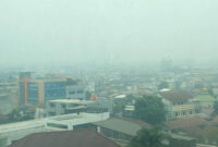 Kondisi kabut asap akibat karhutla yang menyelimuti kota Palembang, Sumatera Selatan, Kamis (8/10/2026).(KOMPAS.COM/AJI YK PUTRA)
