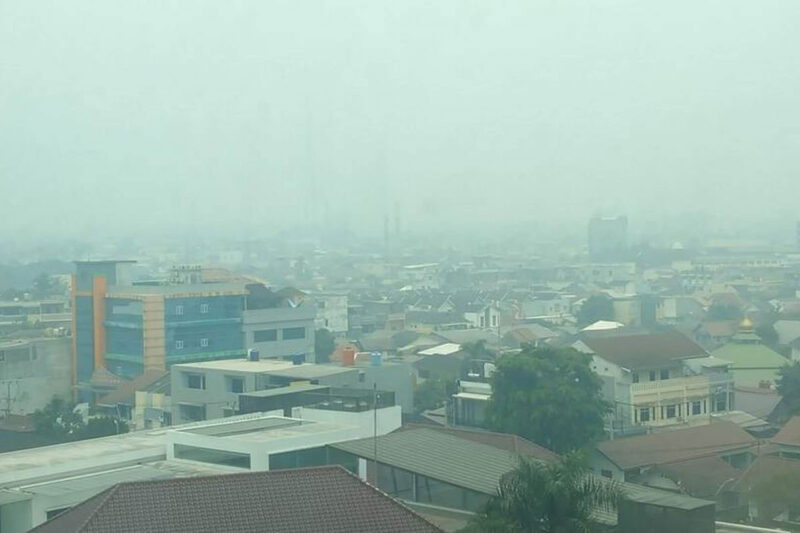 Kondisi kabut asap akibat karhutla yang menyelimuti kota Palembang, Sumatera Selatan, Kamis (8/10/2026).(KOMPAS.COM/AJI YK PUTRA)
