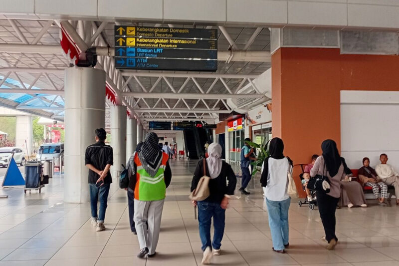 Penumpang Bandara SMB II Palembang.(KOMPAS.COM/AJI YK PUTRA)
