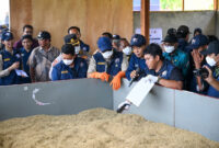 Tim Ekspedisi Patriot ITS menghadirkan mesin pengering gabah 2 ton berdaya PLTS di Oransbari, Manokwari Selatan. Menteri Transmigrasi (Mentrans) M Iftitah Sulaiman Suryanagara meninjau pemanfaatan mesin tersebut bersama warga pada Jumat (30/10/2026). (DOK. Humas Kementrans)
