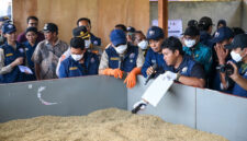 Tim Ekspedisi Patriot ITS menghadirkan mesin pengering gabah 2 ton berdaya PLTS di Oransbari, Manokwari Selatan. Menteri Transmigrasi (Mentrans) M Iftitah Sulaiman Suryanagara meninjau pemanfaatan mesin tersebut bersama warga pada Jumat (30/10/2026). (DOK. Humas Kementrans)
