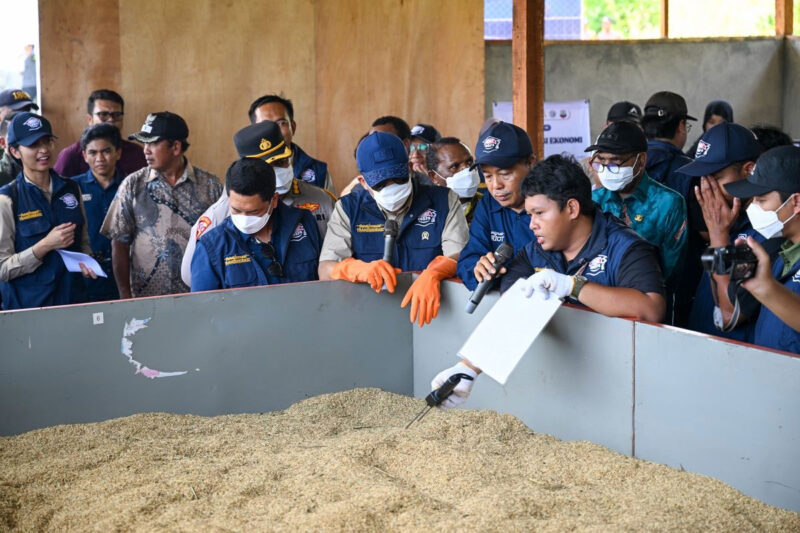 Tim Ekspedisi Patriot ITS menghadirkan mesin pengering gabah 2 ton berdaya PLTS di Oransbari, Manokwari Selatan. Menteri Transmigrasi (Mentrans) M Iftitah Sulaiman Suryanagara meninjau pemanfaatan mesin tersebut bersama warga pada Jumat (30/10/2026). (DOK. Humas Kementrans)
