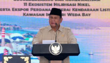 Presiden Prabowo Subianto meresmikan peluncuran ekspor perdana kendaraan listrik dan empat proyek industri yang memasuki tahap komersial di kawasan Indonesia Weda Bay Industrial Park (IWIP), Halmahera Tengah, Maluku Utara, Kamis (8/10/2026). (Dok. YouTube Sekretariat Presiden)
