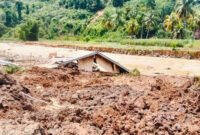 Hujan deras yang mengguyur Kabupaten Pesisir Selatan sejak Jumat (9/10/2026) hingga Sabtu (10/10/2026) memicu bencana banjir, tanah longsor, dan pohon tumbang di sejumlah kecamatan. (Rahmat Panji (Kompas.com))
