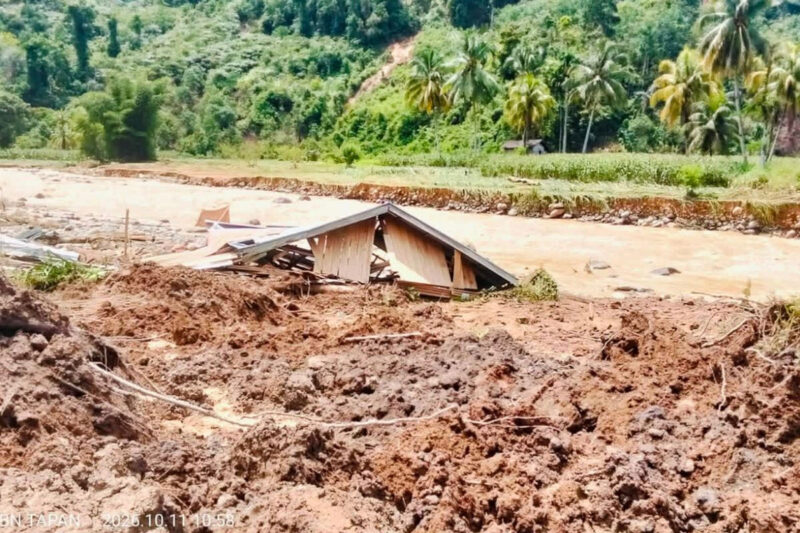 Hujan deras yang mengguyur Kabupaten Pesisir Selatan sejak Jumat (9/10/2026) hingga Sabtu (10/10/2026) memicu bencana banjir, tanah longsor, dan pohon tumbang di sejumlah kecamatan. (Rahmat Panji (Kompas.com))
