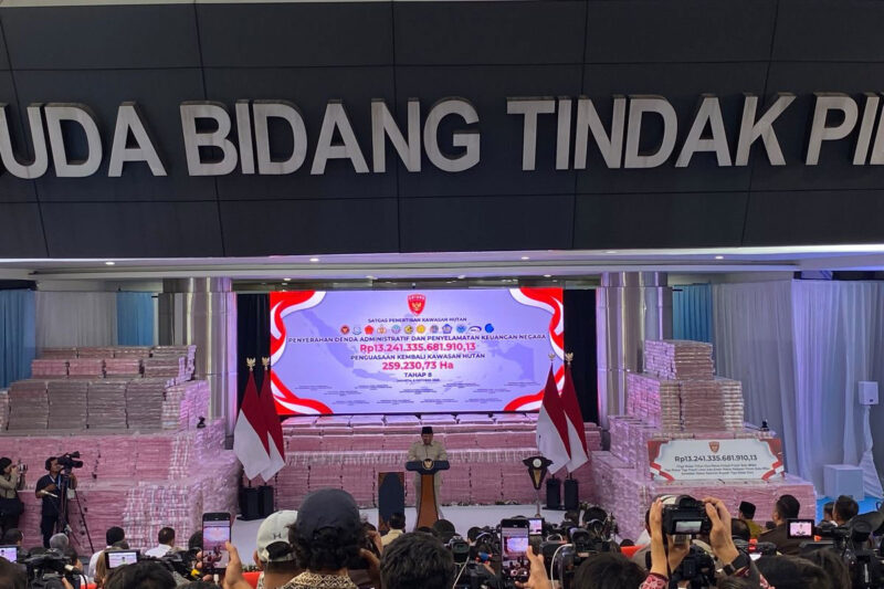 Presiden Prabowo Subianto saat memberikan sambutan dalam acara penyerahan uang negara hasil kerja Satgas PKH di Gedung Jampidsus Kejaksaaan Agung (Kejagung), Kebayoran Baru, Jakarta Selatan, Selasa (6/10/2026). (KOMPAS.com/FIKA NURUL ULYA)

