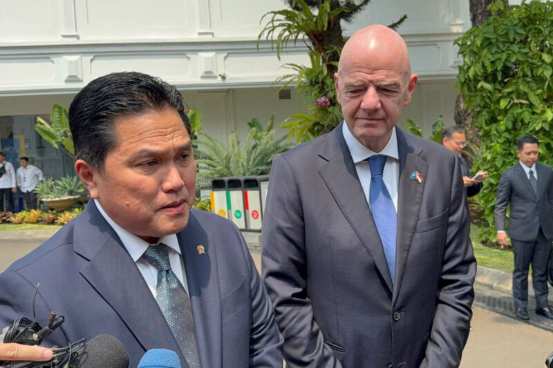 Menpora Erick Thohir dan Presiden FIFA Gianni Infantino saat ditemui di Istana Kepresidenan, Jakarta, Senin (5/10/2026). (KOMPAS.com/ADHYASTA DIRGANTARA)

