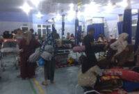 Pasien dan keluarganya memenuhi ruangan Instalasi Gawat Darurat (IGD) Rumah Sakit Umum Cut Meutia Kabupaten Aceh Utara, Jumat (16/10/2026)(KOMPAS.COM/MASRIADI SAMBO)
