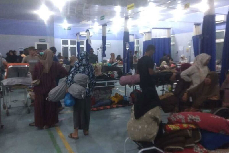 Pasien dan keluarganya memenuhi ruangan Instalasi Gawat Darurat (IGD) Rumah Sakit Umum Cut Meutia Kabupaten Aceh Utara, Jumat (16/10/2026)(KOMPAS.COM/MASRIADI SAMBO)
