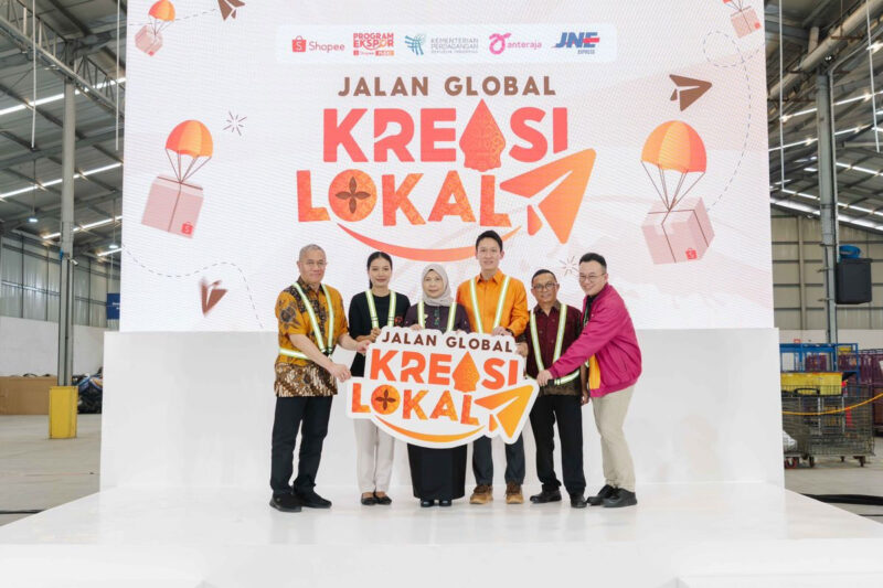 Program Jalan Global Kreasi Lokal yang diluncurkan Shopee Indonesia bersama Kementerian Perdagangan (Kemendag) RI serta mitra logistik Anteraja dan JNE yang berlangsung di Gudang Ekspor Shopee, Kalideres, Jakarta, Selasa (27/10/2026).(Dok. Shopee Indonesia)

