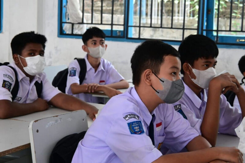 SISWA SMP di Kota Padang gunakan masker saat sedang prosee belajar mengajar sebelum PJJ diberlakukan akibat kualitas udara terus menburuk, Rabu (16/9/2026).(Rahmat Panji (Kompas.com))
