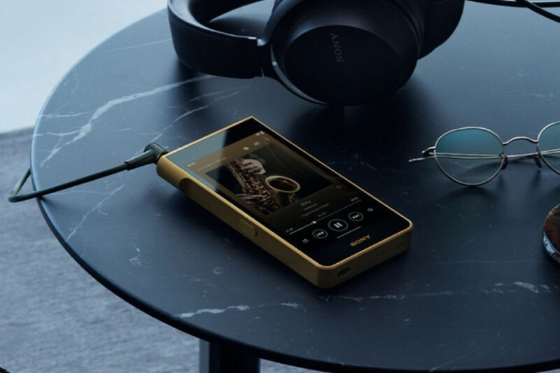 Sony Walkman NW-WM1ZM3 yang berlapis emas dengan harga Rp 106 juta.(Sony)
