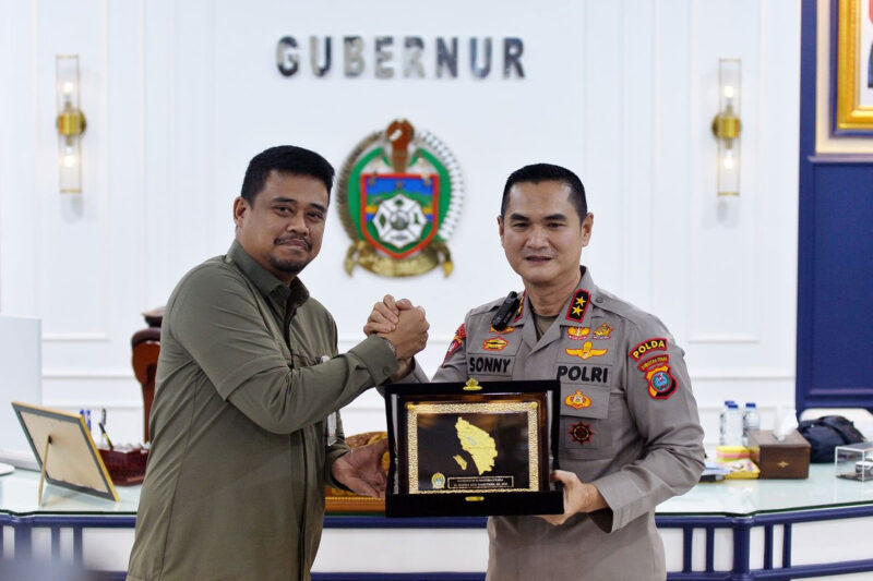 Gubernur Sumatera Utara (Sumut) Bobby Nasution menerima kunjungan kerja Kepala Polisi Daerah (Kapolda) Sumut Irjen Pol Sonny Irawan di Ruang Kerja Lantai 10 Kantor Gubernur Sumut Jalan Diponegoro, Kota Medan, Selasa (13/10/2026). Kapolda Sumut melakukan kunjungan kerja setelah dilantik oleh Kapolri pada awal Oktober lalu.(Dok. Diskominfo Provinsi Sumut/Alexander AP Siahaan)
