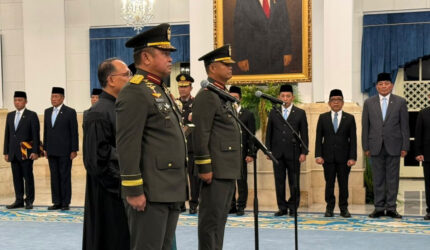 Jenderal Tandyo Budi Revita dan Jenderal Maruli Simanjuntak dilantik Presiden Prabowo Subianto di Istana Kepresidenan, Jakarta, Kamis (15/10/2026). (KOMPAS.com/ADHYASTA DIRGANTARA)