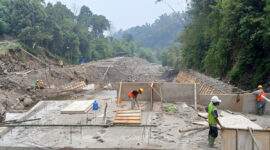 Pekerja menyelesaikan pengecoran dinding Main Dam pada proyek pembangunan Sabo Dam Batang Jabua di Jorong Labuang, Nagari Canduang Koto Laweh, Kecamatan Canduang, Kabupaten Agam, Sumatera Barat, Kamis (22/10/2026). Pembangunan infrastruktur oleh BWS Sumatera V Padang ini difungsikan sebagai benteng utama pengendali aliran lahar dingin dan sedimen vulkanik Gunung Marapi. (DOK. TIM MEDIA SATGAS PRR)
