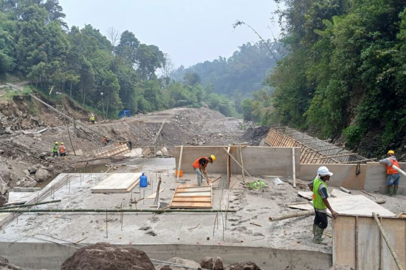 Pekerja menyelesaikan pengecoran dinding Main Dam pada proyek pembangunan Sabo Dam Batang Jabua di Jorong Labuang, Nagari Canduang Koto Laweh, Kecamatan Canduang, Kabupaten Agam, Sumatera Barat, Kamis (22/10/2026). Pembangunan infrastruktur oleh BWS Sumatera V Padang ini difungsikan sebagai benteng utama pengendali aliran lahar dingin dan sedimen vulkanik Gunung Marapi. (DOK. TIM MEDIA SATGAS PRR)
